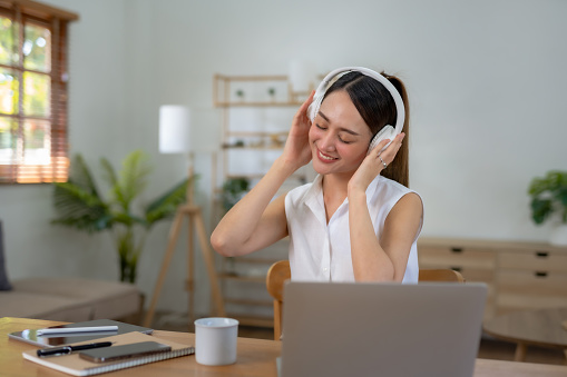 Use Binaural Beats To Improve Your Mood and Creativity